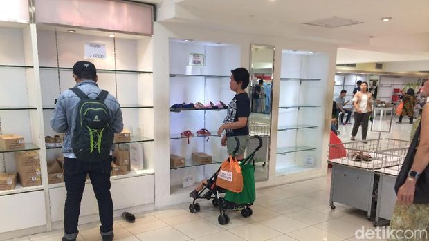 Barang-barang di Lotus Thamrin nyaris ludes