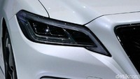 Toyota Crown mengimplementasikan Data Communication Modules (DCM). Toyota berharap bisa memberi nilai baru bagi konsumen dengan memanfaatkan data besar yang diperoleh dari DCM yang dipasang di kendaraan Toyota.