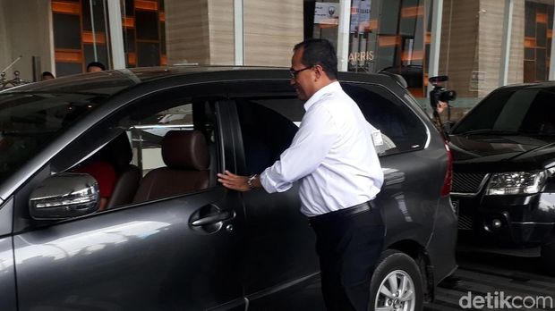 Menhub Budi Karya Sumadi naik taksi online
