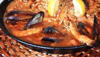 Orang Spanyol menyebut makan siang sebagai La Comida dengan pilihan makanan berat. Biasanya terdiri dari berbagai hidangan yang disajikan antara pukul 14.00-16.00. Makanan dimulai dengan sesuatu yang ringan seperti sup atau salad. Baru dilanjutkan dengan daging atau ikan. Dessert berupa buah sampai pastry bisa jadi pilihan penutup. 