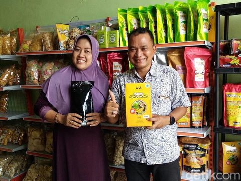 Cemilan jagung buatan Yuni mengisi rak toko ritel modern/