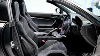 Uniknya, mobil ini memiliki atap targa, mirip mobil legendaris seperti Supra atau Toyota Sports 800 (alias Yotahachi).