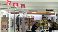 Barang-barang diskon yang dijajakan nyaris ludes terjual dan diborong pengunjung.