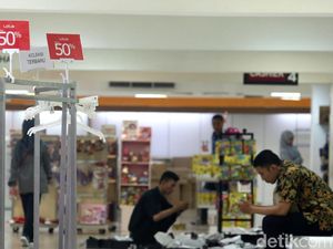 Ritel Babak Belur, Pengusaha: Jalan Keluarnya Tutup Toko