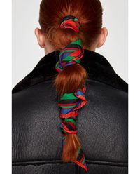 Sedang Tren, 5 Scarf Cantik yang Bikin Gaya Kamu Lebih Stylish