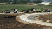 Selain ganguan cuaca. Pembangunan Tol Soroja terganjal oleh beberapa hal, mulai dari pembebasan lahan dan pembongkaran masjid yang berada di Kampung Rancamalang, Desa/Kecamatan Margaasih, Kabupaten Bandung.
