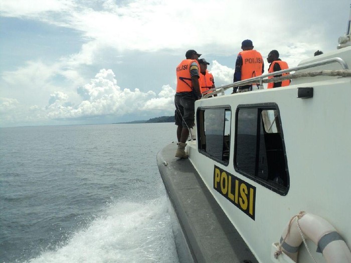 polisi mencari kapal speed boat hilang