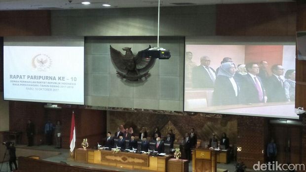 Seluruh pimpinan DPR (Setya Novanto, Fadli Zon, Fahri Hamzah, Taufik Kurniawan, dan Agus Hermanto) hadiri paripurna pengesahan APBN 2018