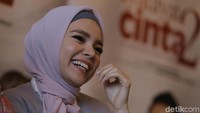 Senyuman Dewi Sandra dijamin bikin hati adem nih. Foto: Dewi Sandra (Palevi/detikHOT)