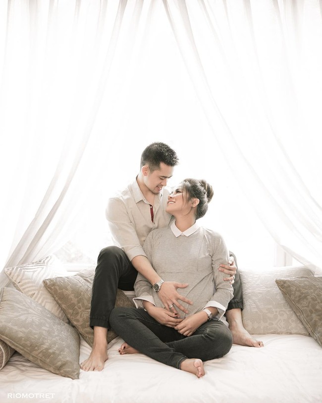 Gaya preppy Olla Ramlan dengan blouse berkerah dalam warna monokromatik bersama sang suami, Aufar. Saat ini Olla Ramlan sedang menanti kelahiran anak ketiganya. Foto: Instagram