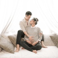 Gaya preppy Olla Ramlan dengan blouse berkerah dalam warna monokromatik bersama sang suami, Aufar. Saat ini Olla Ramlan sedang menanti kelahiran anak ketiganya. Foto: Instagram