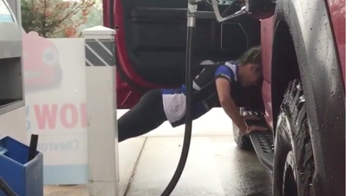 Ibu Ini Tak Malu Olahraga di Tempat Tak Biasa, Termasuk di SPBU