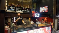 Di Osaka kamu bisa jajan takoyaki lezat di sekitar jembatan Dotonbori. Tempat ini selalu ramai di malam hari (Wahyu/detikTravel)