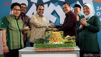 Hari jadi tersebut ditandai dengan acara memotong tumpeng.