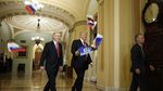 Saat Trump Diteriaki Pengkhianat dan Dilempari Bendera Rusia