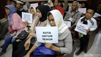 Sementara gugatan class action di PN Jakarta Pusat baru hari diputuskan.