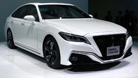 Beragam fitur canggih tersemat di mobil ini, salah satunya fitur pengereman otomatis. Ada juga teknologi terhubung ITS Connect, layanan teknologi terhubung yang membuat masyarakat aman secara keseluruhan. Teknologi itu terhubung dengan sistem lalu lintas dan kendaraan lainnya.