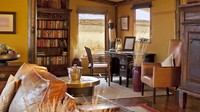 Fasilitasnya pun dilengkapi dengan dek untuk melihat sunset dan sunrise, perapian, balkon untuk bersantai, perpustakaan dan ruang makan dengan desain unik di beberapa jenis kamar (Wolwedans Dunes Lodge)