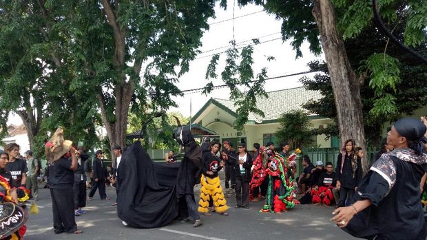Pemain barong ini kesurupan di jalan sebelum lapangan Kodam V/Brawijaya