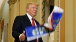 Saat Trump Diteriaki Pengkhianat dan Dilempari Bendera Rusia