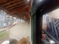 Kamar kontrakan yang terbakar ini posisinya berderet.