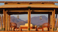 Traveler yang ingin mencoba safari dengan mobil pun juga tersedia di sini. Untuk harganya, dimulai dari 6.370 NAD (Namibian Dollar) atau setara dengan Rp 6,2 juta per malamnya (Wolwedans Dunes Lodge)