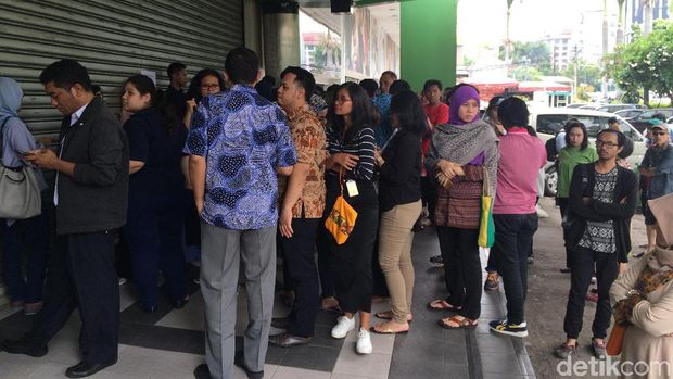 Pembeli yang menunggu gerai Lotus Thamrin buka