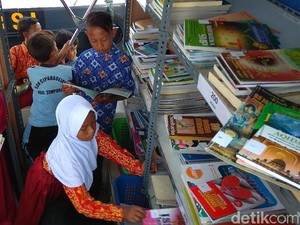 Kapal Pintar Polres Karawang Berantas Buta Huruf Anak Nelayan