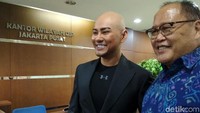 Deddy bertemu langsung dengan Kakanwil DJP Jakarta Pusat Wahyu Tumakaka.