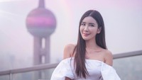 Bukan cuma mengoleksi barang mewah, ia juga gemar traveling ke berbagai negara. Contohnya saat ia berada di Shanghai, China ini (@ec24m/Instagram)