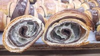 Akun @martux_bkr memamerkan croissant bicolor. Isian dan bagian luar adonan berselingan cokelat putih. Cantik ya?