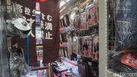 Bagian khusus dewasa ini terletak di lantai 4 Don Quijote. Bagian ini ditandai dengan tirai berwarna merah hitam. Letaknya di pojok ruangan. Dari kejauhan sudah terlihat kostum-kostum seksi hingga lingerie dipajang (Wahyu/detikTravel)