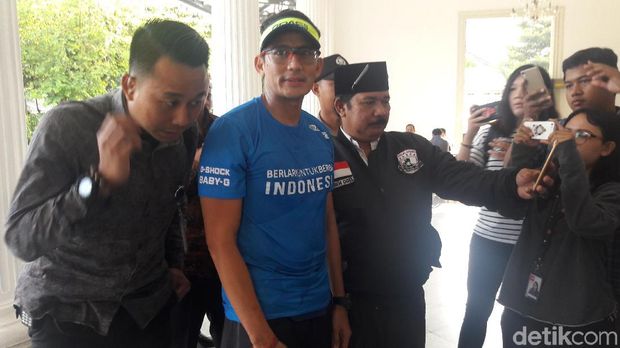 Begini Gaya Santai Sandiaga Saat Tiba di Balai Kota