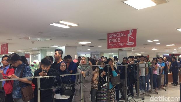 Antrean di gerai sepatu dalam Lotus Department Store