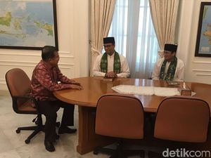 JK Sempat Cek Sepatu dan Baju Anies-Sandi