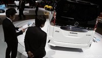 Dari segi penampilan, di bagian wajah diberi penanda. Tepatnya pada grille dengan logo beraksen warna biru, sebagai tanda hybrid elektrik. Lampu belakang LED baru juga sudah disiapkan.