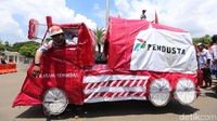 Massa membawa replika dengan truk berlogo Pertamina bertuliskan Pendusta.