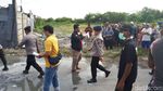 Warga Ramai-ramai Datangi Gudang Petasan di Kosambi yang Meledak