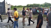 Ada juga polisi yang berkeliling memberi imbauan kepada warga lewat pengeras suara. Dia meminta jika ada warga yang merasa kehilangan anggota keluarga agar segera melapor ke Polsek Teluk Naga.