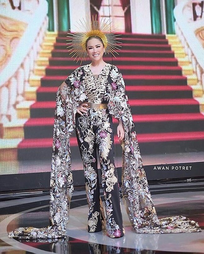 Bagai sang dewi, Titi DJ mengenakan mahkota kuning yang menyerupai sinar matahari di kepalanya. Aksesori kepala ini adalah bagian dari koleksi G Liem. Foto: Dok. Instagram