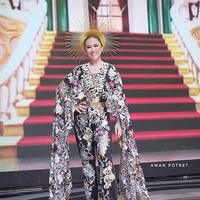 Bagai sang dewi, Titi DJ mengenakan mahkota kuning yang menyerupai sinar matahari di kepalanya. Aksesori kepala ini adalah bagian dari koleksi G Liem. Foto: Dok. Instagram
