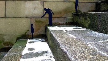 Tangga yang menjadi lebih hidup dengan ilustrasi beberapa manusia. Foto: Imgur