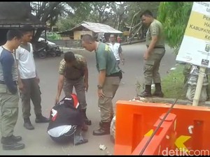 Kabur Jebol Atap Panti, Pria Dirantai di Pohon Terciduk Satpol PP