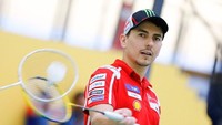 Sementara Lorenzo ditemani peraih medali perak Olimpiade, Yap Kim Hock. @jorgelorenzo99/instagram