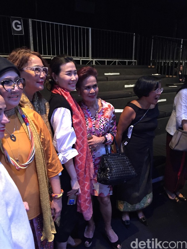 Istri mantan Gubernur DKI Basuki Tjahaja Purnama atau Ahok ini tampil sederhana dalam balutan busana monokrom yang dipadu dengan scarf coklat karya Obin. Foto: Daniel Ngantung/Wolipop