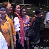 Istri mantan Gubernur DKI Basuki Tjahaja Purnama atau Ahok ini tampil sederhana dalam balutan busana monokrom yang dipadu dengan scarf coklat karya Obin. Foto: Daniel Ngantung/Wolipop