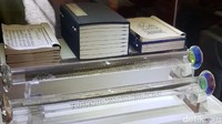 Di tiap lantai pagoda terdapat sebuah kotak kaca berisi macam-macam barang peninggalan Biksu Tong. Salah satunya sutra Buddha ini (Elvan/detikTravel)