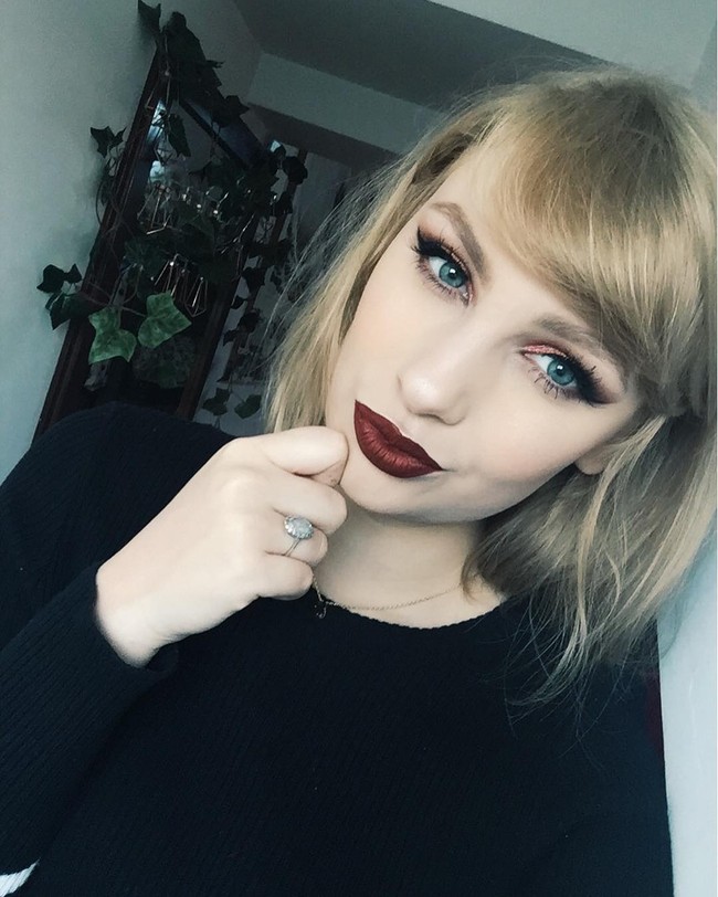 Wanita yang mirip dengan Taylor Swift ini bernama Laura Cadman. Gadis 20 tahun itu adalah orang Inggris yang saat ini kuliah di Newcastle.  Foto: dok. Instagram