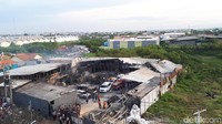 Dilihat dari atas, kondisi hangus tampak di berbagai sudut pabrik. Ada pula mobil dan motor yang hangus.
