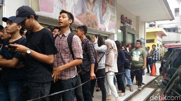 Antrean pembeli di Lotus Thamrin